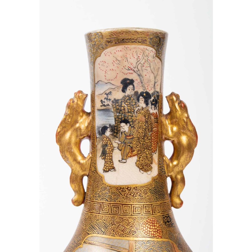 Vase Satsuma à décor de femmes dans un palais, XIXe siècle, estampillé sous la base. | Biron Vase Satsuma à décor de femmes dans un palais, XIXe siècle, estampillé sous la base.