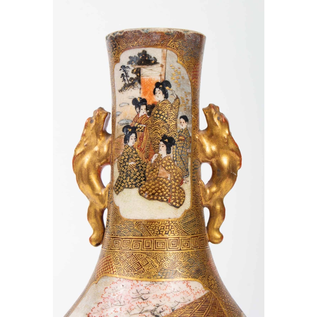 Vase Satsuma à décor de femmes dans un palais, XIXe siècle, estampillé sous la base. | Biron Vase Satsuma à décor de femmes dans un palais, XIXe siècle, estampillé sous la base.