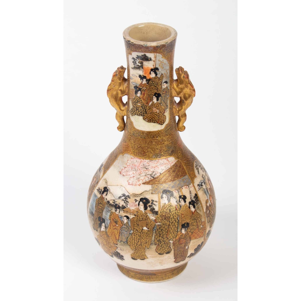 Vase Satsuma à décor de femmes dans un palais, XIXe siècle, estampillé sous la base. | Biron Vase Satsuma à décor de femmes dans un palais, XIXe siècle, estampillé sous la base.