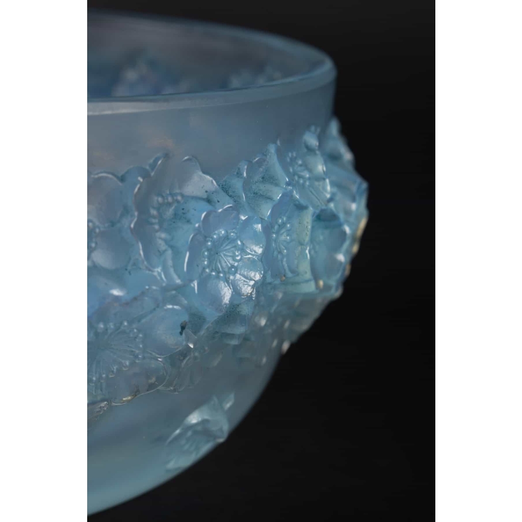Boîte « Primevères » verre opalescent patiné bleu de René LALIQUE