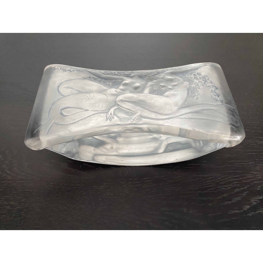 Buvard "Deux Sirènes Enlacées Assis" verre blanc patiné bleu de René LALIQUE