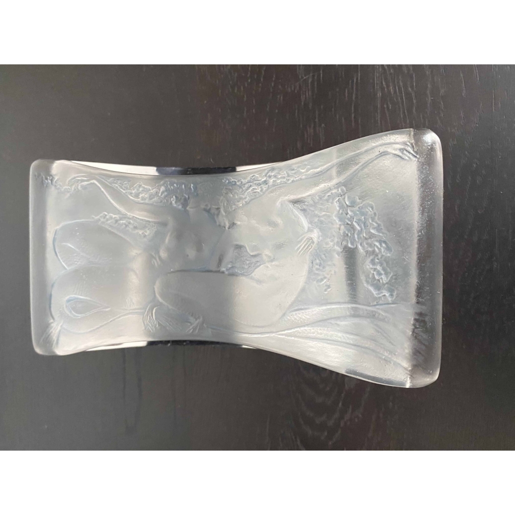 Buvard "Deux Sirènes Enlacées Assis" verre blanc patiné bleu de René LALIQUE