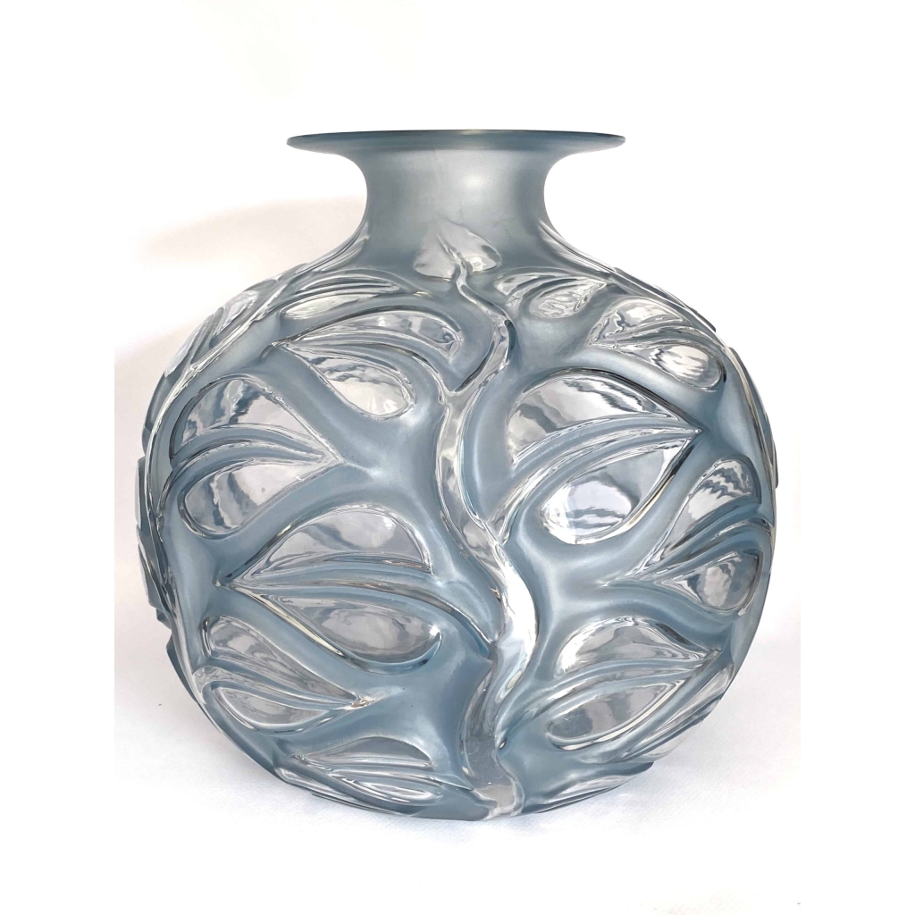 Vase "Sophora" verre blanc patiné bleu de René LALIQUE