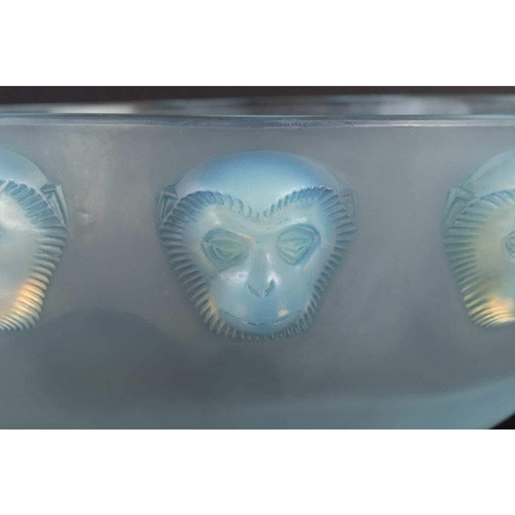 Coupe « Madagascar » verre opalescent patiné bleu de René LALIQUE