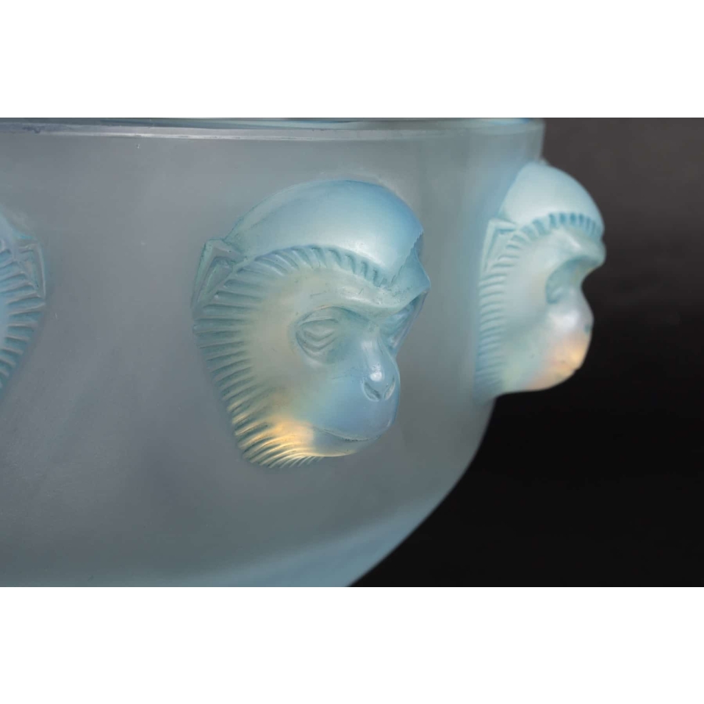 Coupe « Madagascar » verre opalescent patiné bleu de René LALIQUE