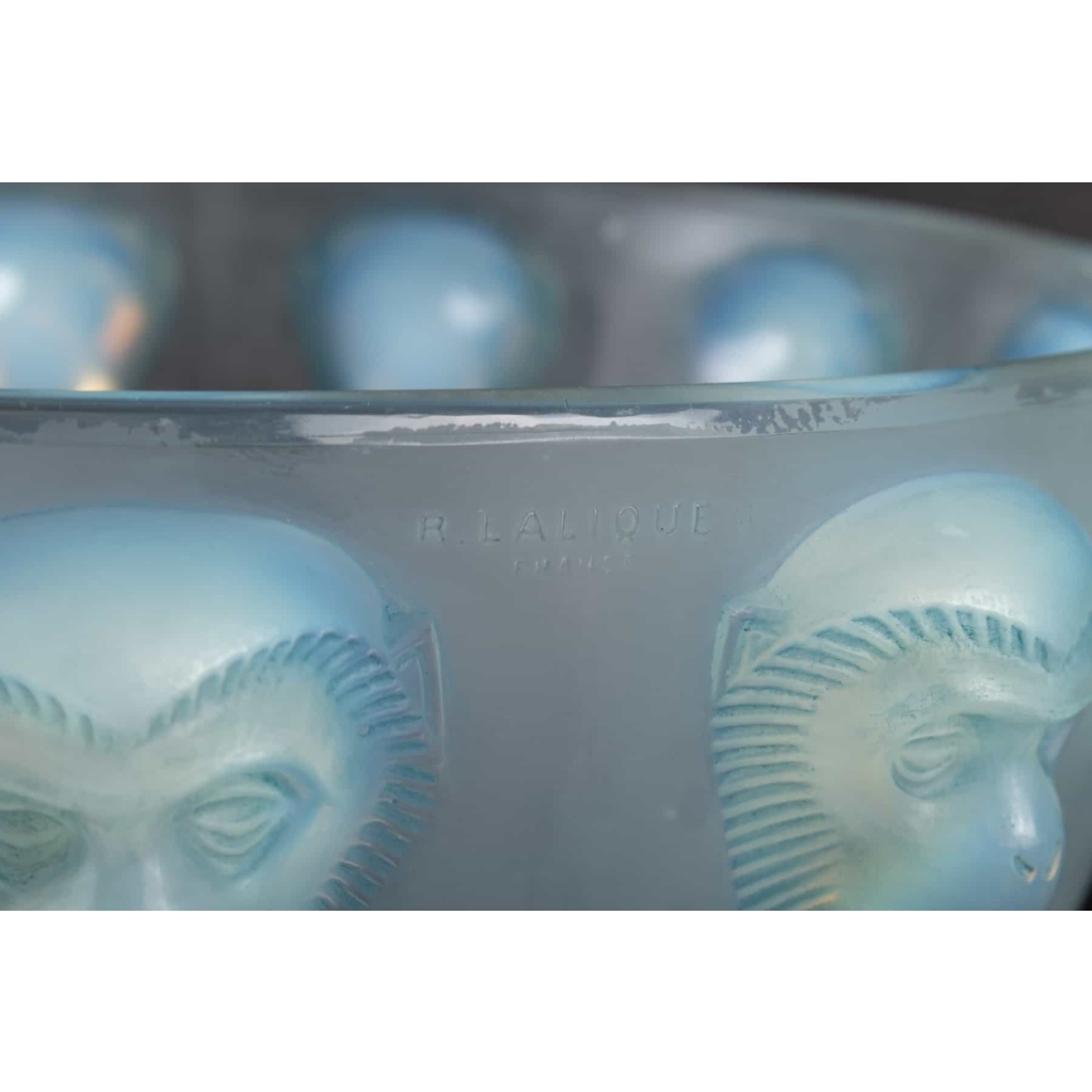 Coupe « Madagascar » verre opalescent patiné bleu de René LALIQUE