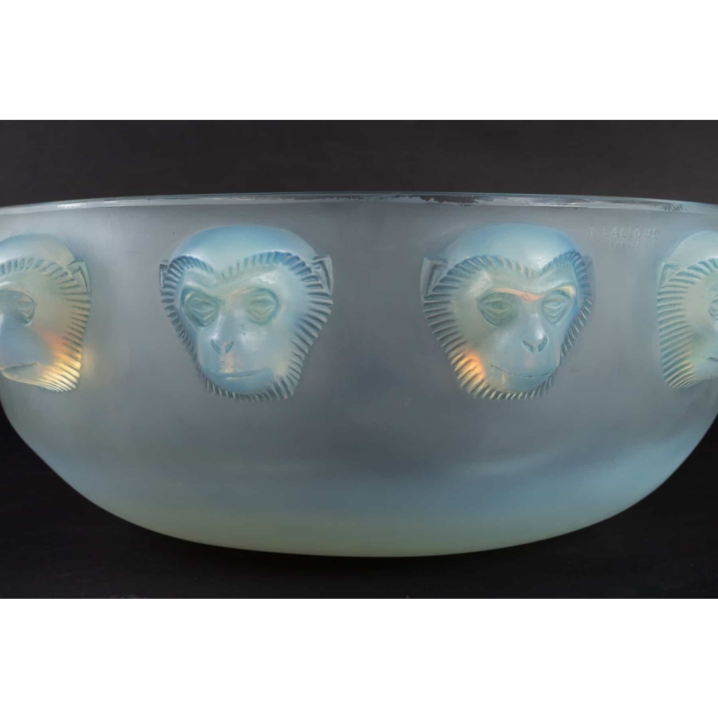 Coupe « Madagascar » verre opalescent patiné bleu de René LALIQUE