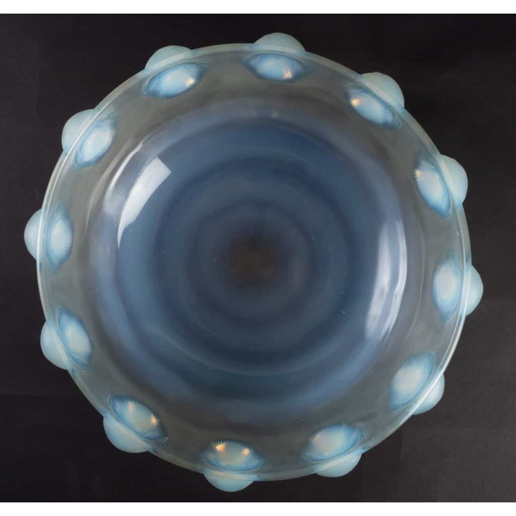 Coupe « Madagascar » verre opalescent patiné bleu de René LALIQUE