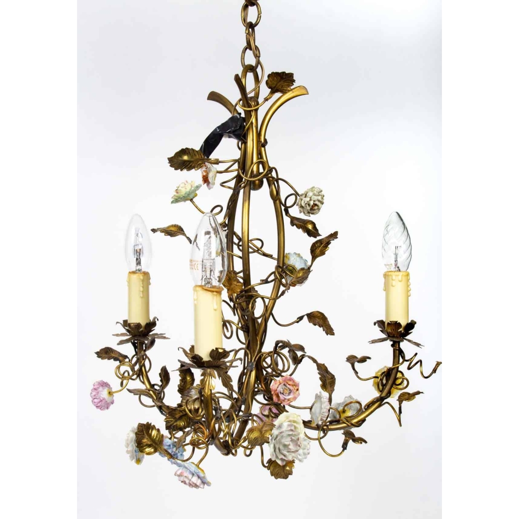 Lustre à trois branches à décor de fleurs de porcelaine. Circa 1900. | Biron |||||||