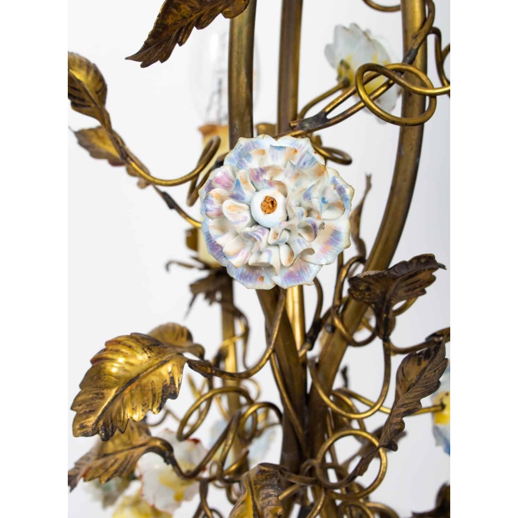 Lustre à trois branches à décor de fleurs de porcelaine. Circa 1900. | Biron Lustre à trois branches à décor de fleurs de porcelaine. Circa 1900.