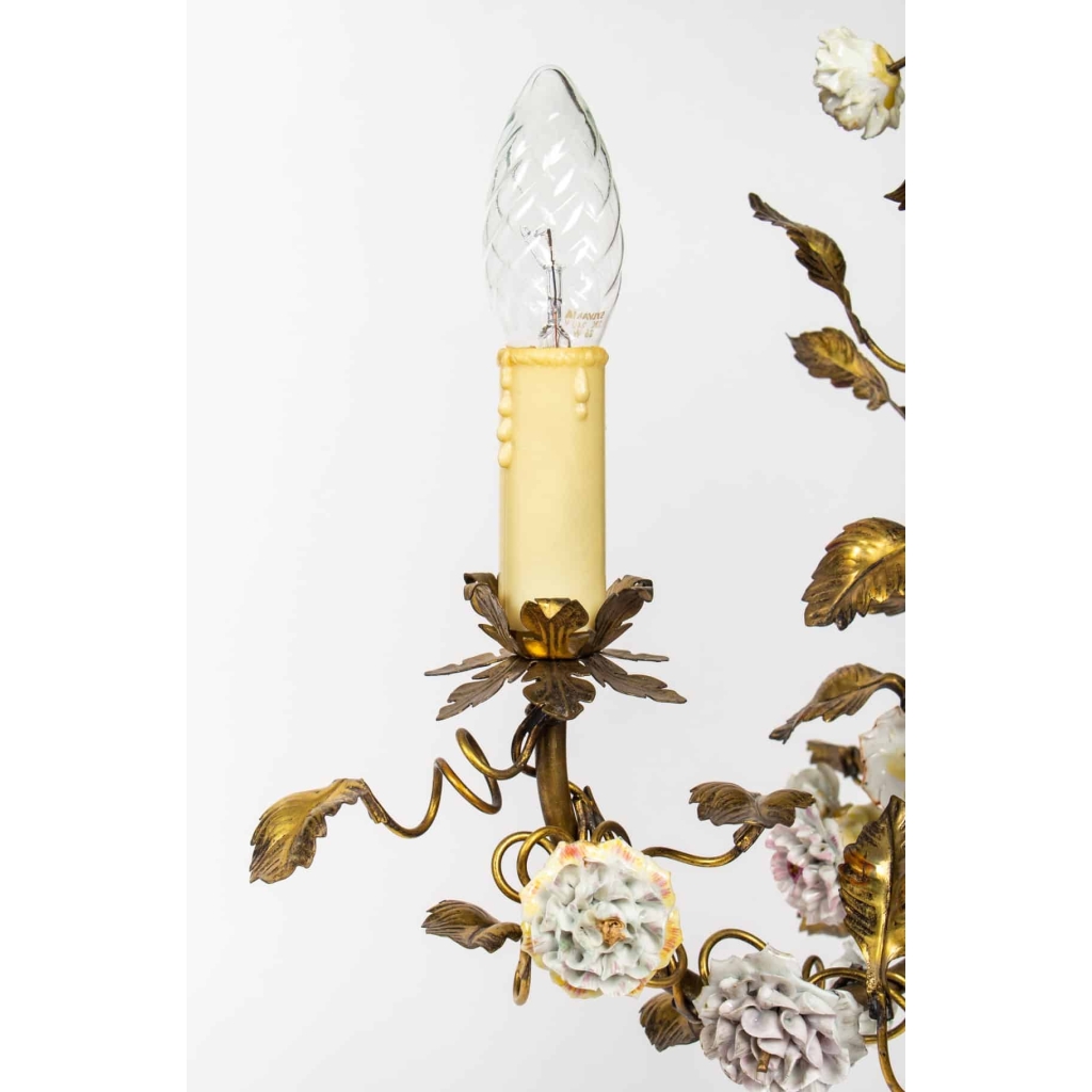 Lustre à trois branches à décor de fleurs de porcelaine. Circa 1900. | Biron Lustre à trois branches à décor de fleurs de porcelaine. Circa 1900.