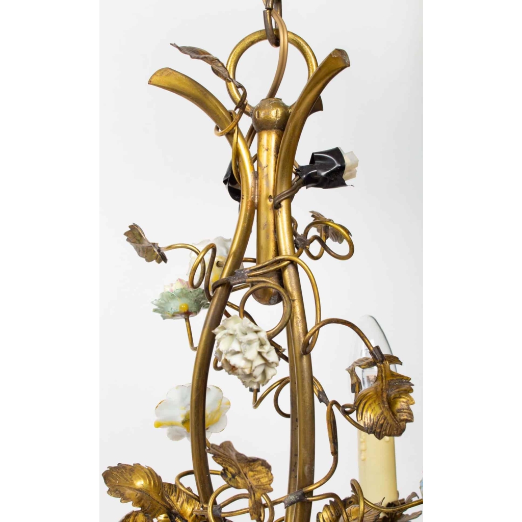 Lustre à trois branches à décor de fleurs de porcelaine. Circa 1900. | Biron Lustre à trois branches à décor de fleurs de porcelaine. Circa 1900.