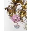 Lustre à trois branches à décor de fleurs de porcelaine. Circa 1900. | Biron Lustre à trois branches à décor de fleurs de porcelaine. Circa 1900.