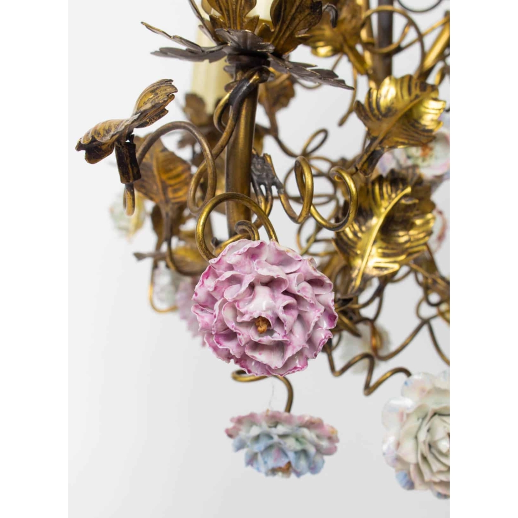 Lustre à trois branches à décor de fleurs de porcelaine. Circa 1900. | Biron Lustre à trois branches à décor de fleurs de porcelaine. Circa 1900.