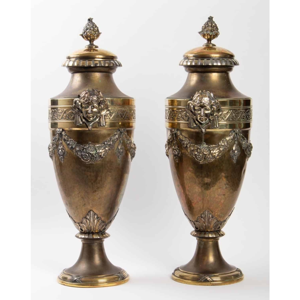 Une paire de vases, style Louis XVI, XIXème.