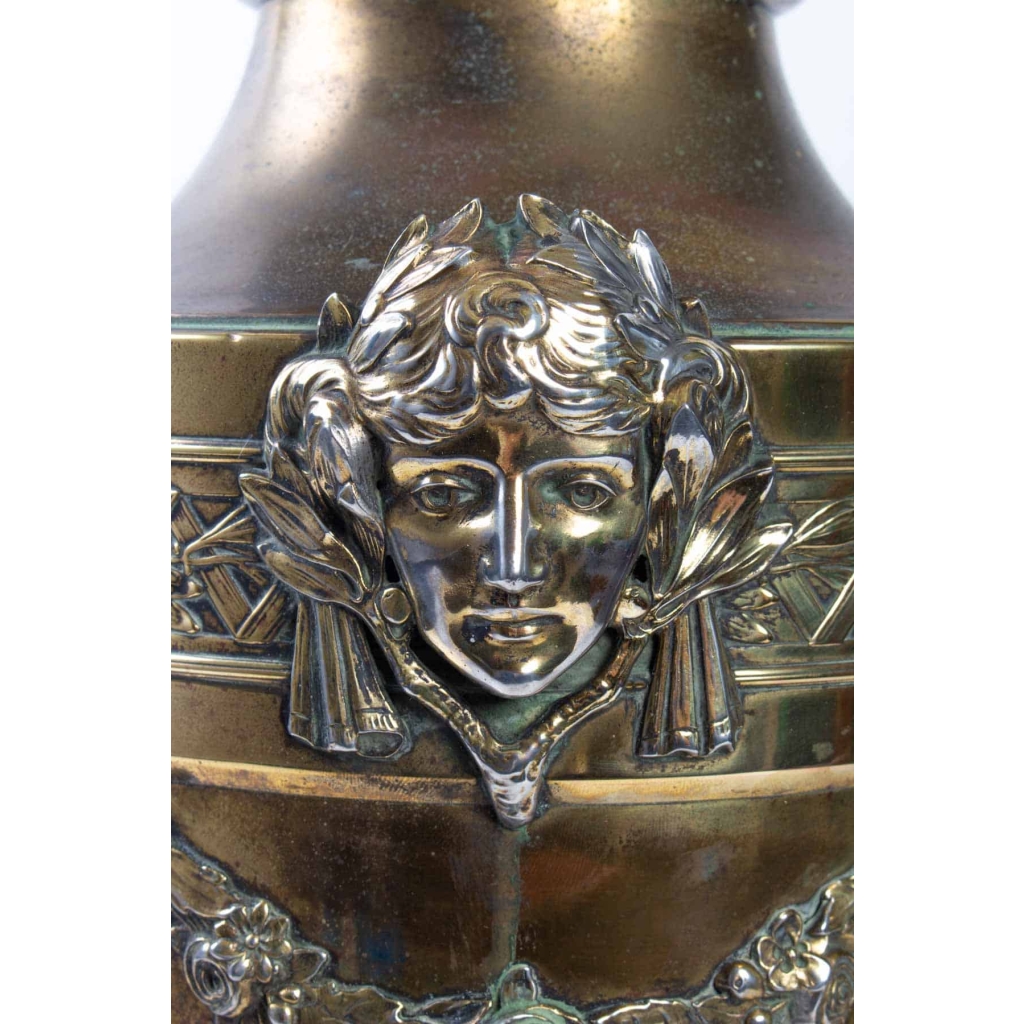 Une paire de vases, style Louis XVI, XIXème.