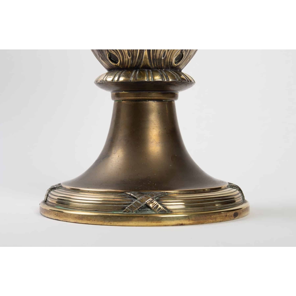 Une paire de vases, style Louis XVI, XIXème.