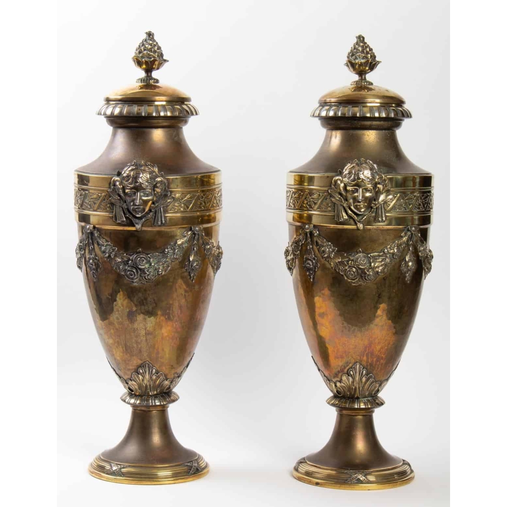 Une paire de vases, style Louis XVI, XIXème.