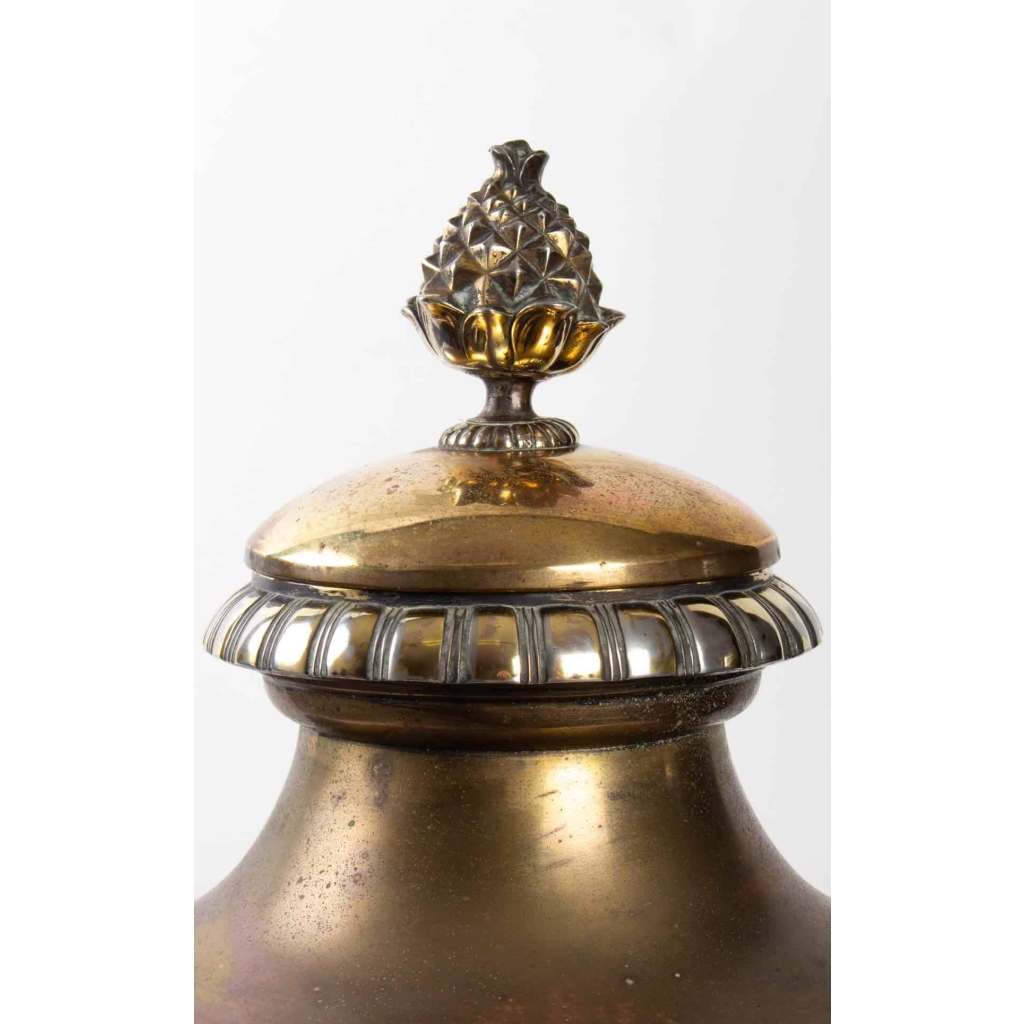 Une paire de vases, style Louis XVI, XIXème.