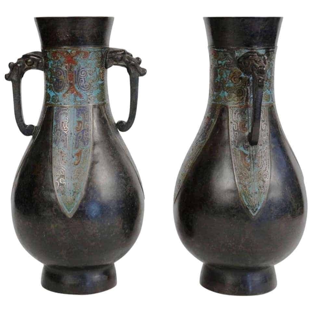 Paire de vases japonais en bronze à décor émaillé | Biron |||||||