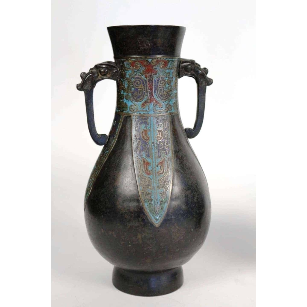 Paire de vases japonais en bronze à décor émaillé | Biron Paire de vases japonais en bronze à décor émaillé