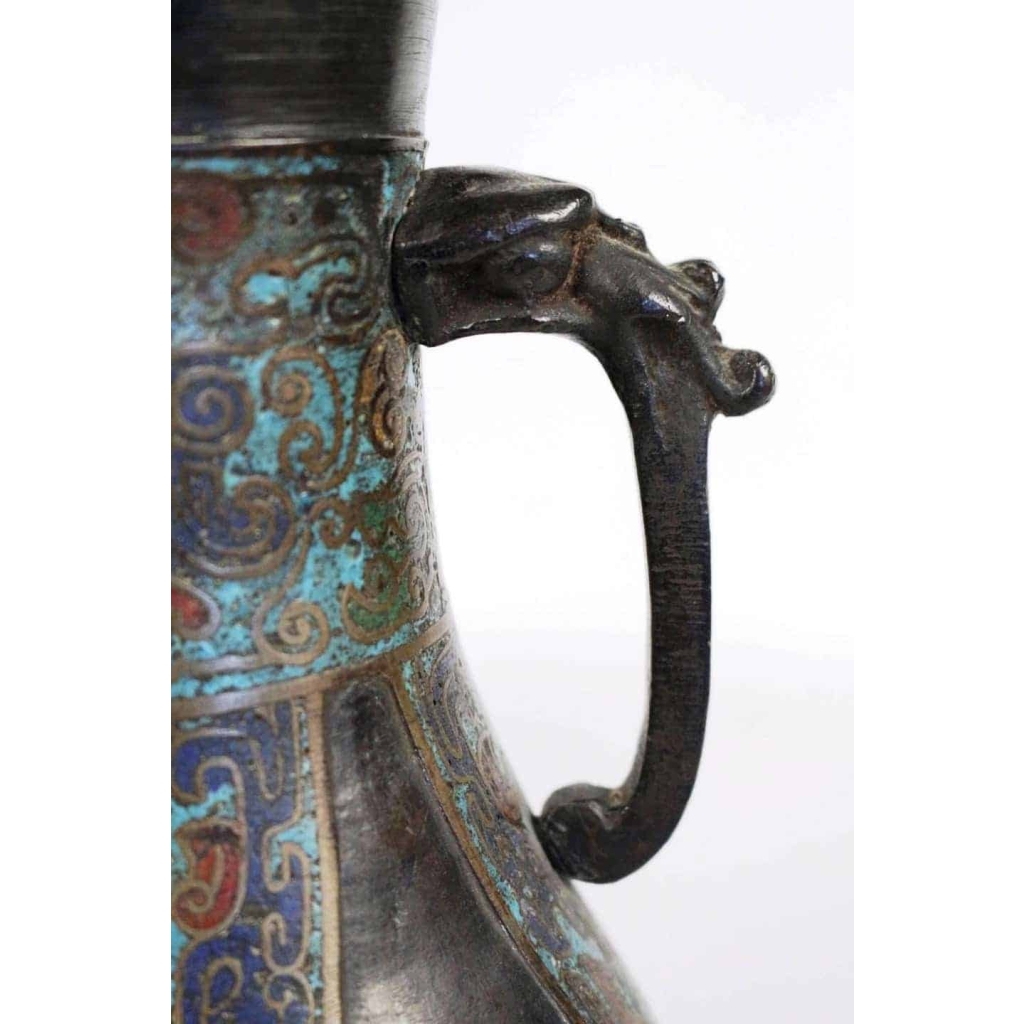 Paire de vases japonais en bronze à décor émaillé | Biron Paire de vases japonais en bronze à décor émaillé