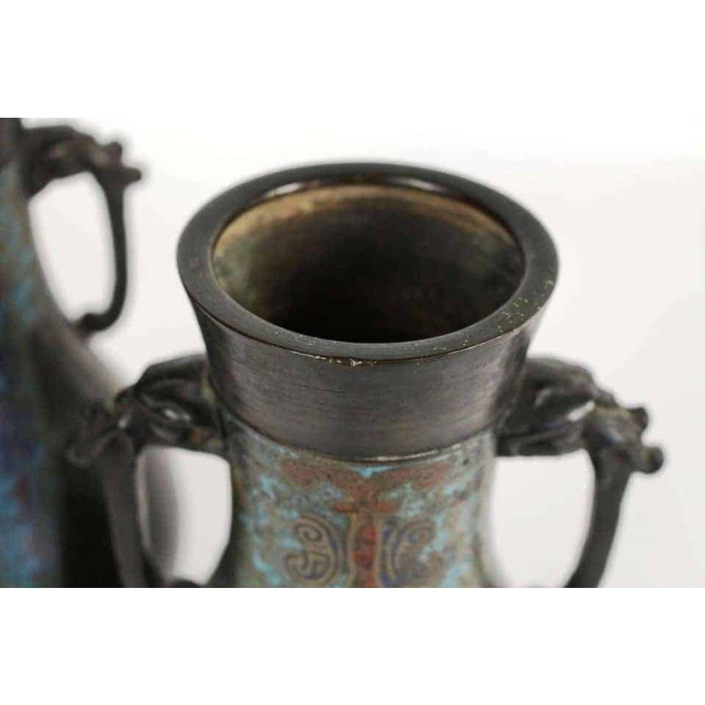Paire de vases japonais en bronze à décor émaillé | Biron Paire de vases japonais en bronze à décor émaillé