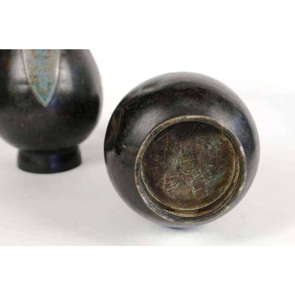 Paire de vases japonais en bronze à décor émaillé | Biron Paire de vases japonais en bronze à décor émaillé
