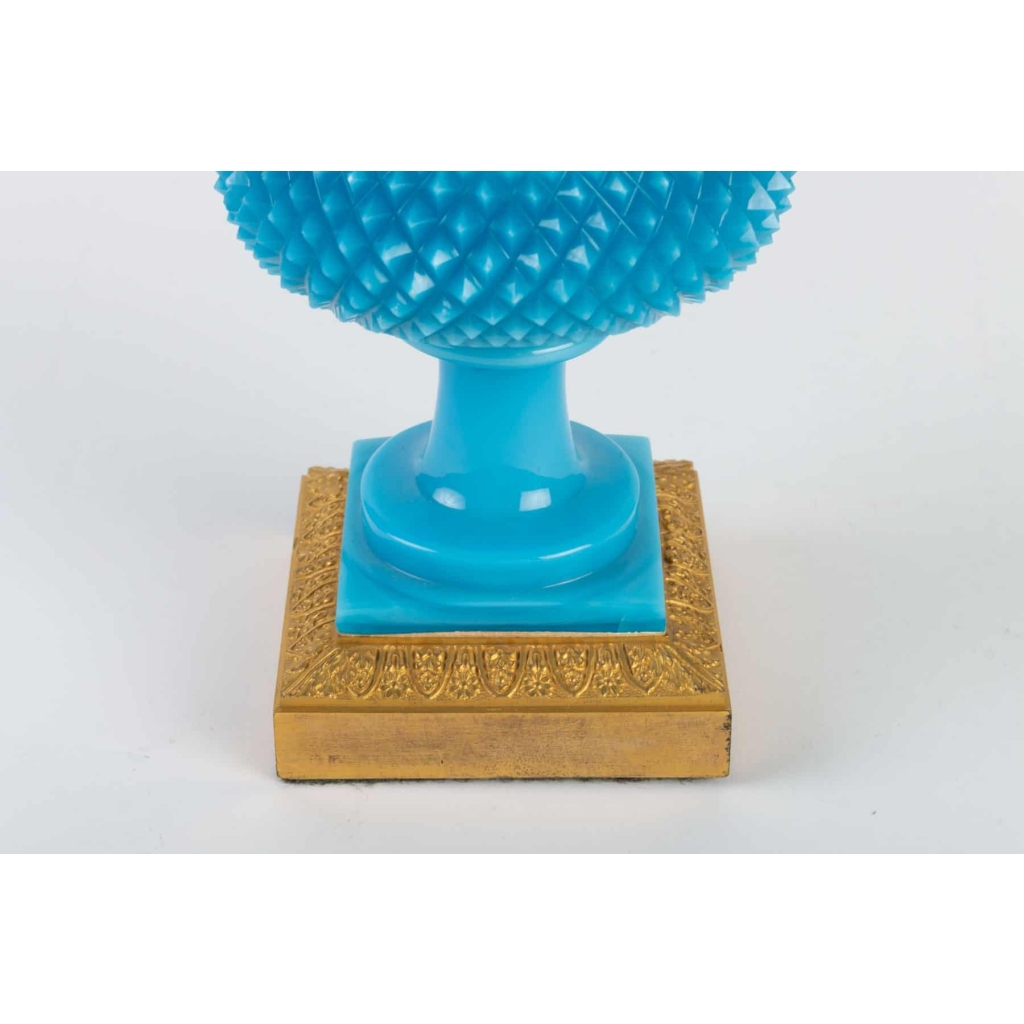 Vase Médicis en opaline bleu turquoise 19e siècle