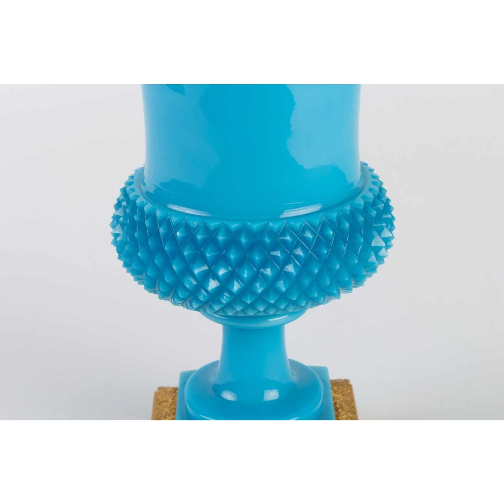Vase Médicis en opaline bleu turquoise 19e siècle
