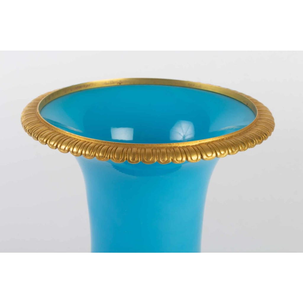 Vase Médicis en opaline bleu turquoise 19e siècle