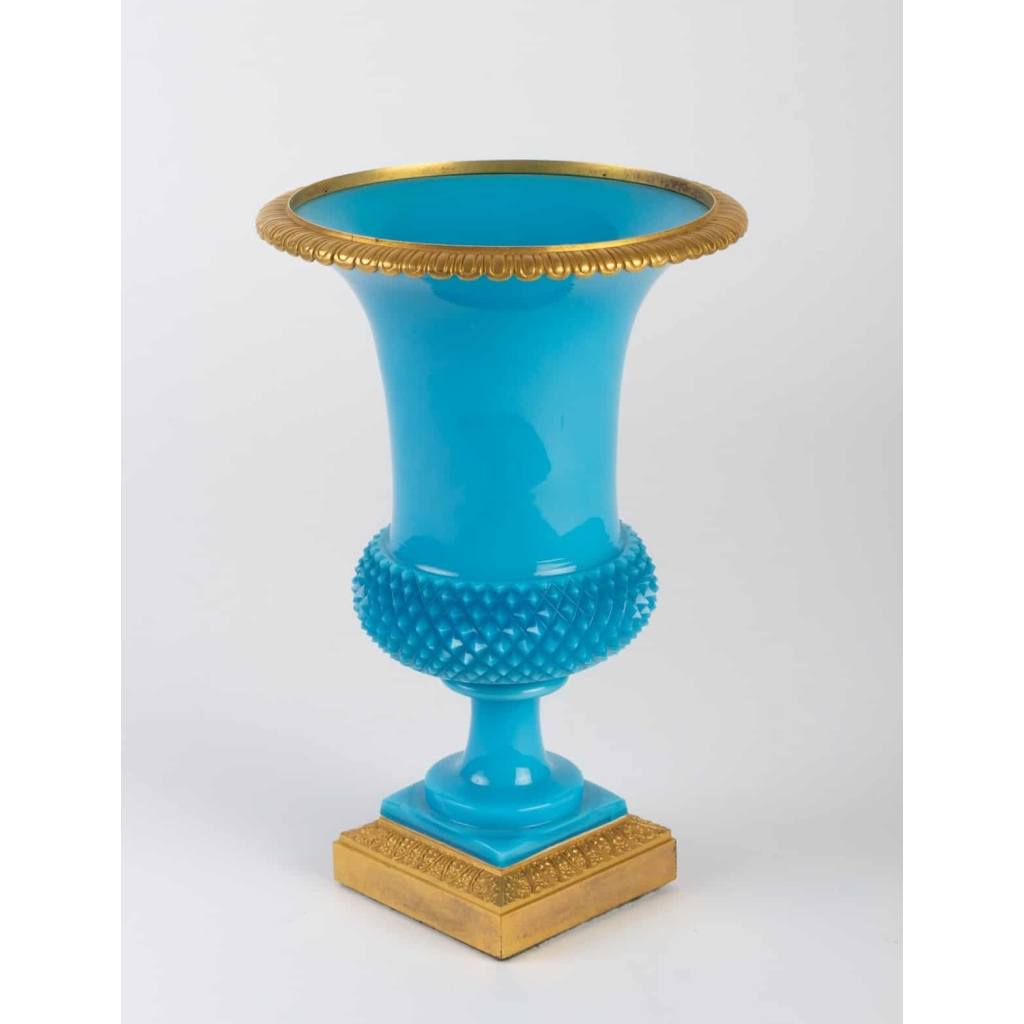 Vase Médicis en opaline bleu turquoise 19e siècle