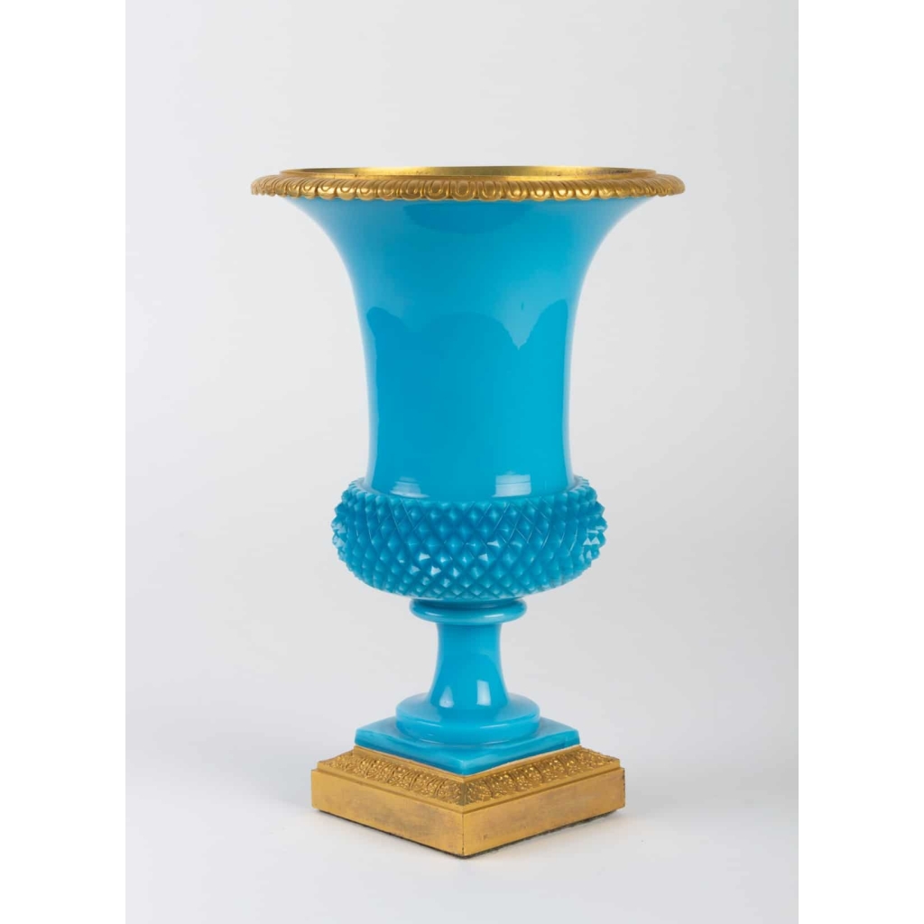 Vase Médicis en opaline bleu turquoise 19e siècle