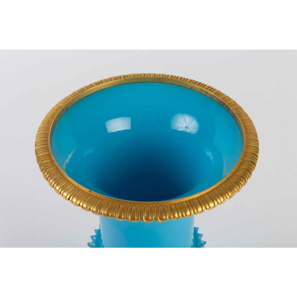 Vase Médicis en opaline bleu turquoise 19e siècle