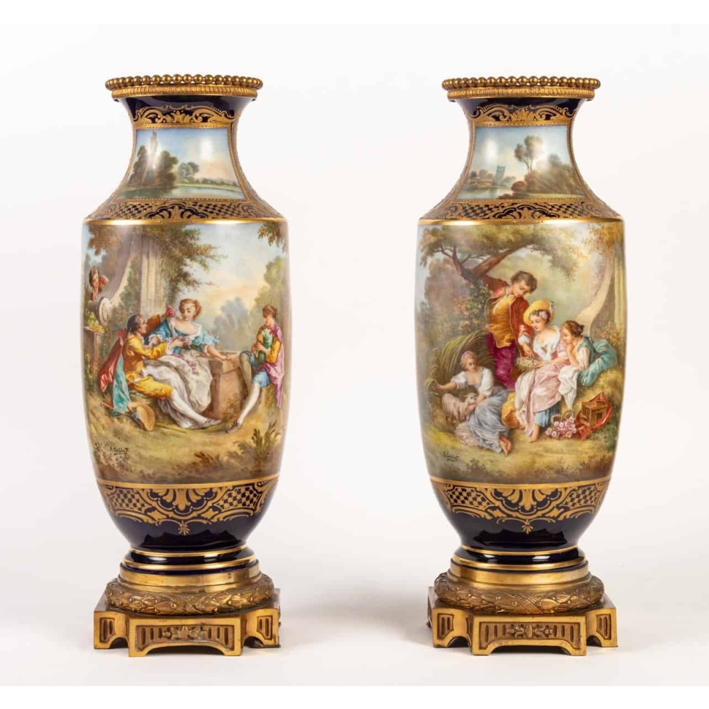 Paire de vases bleu de Sévres. Décors à la Wateau (signés). XIXème | Biron ||||||||||||||