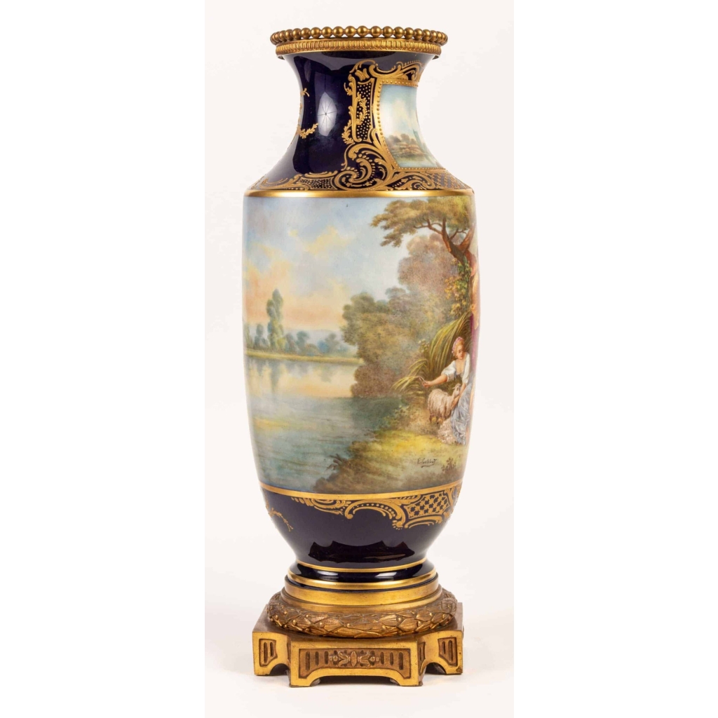 Paire de vases bleu de Sévres. Décors à la Wateau (signés). XIXème | Biron Paire de vases bleu de Sévres. Décors à la Wateau (signés). XIXème