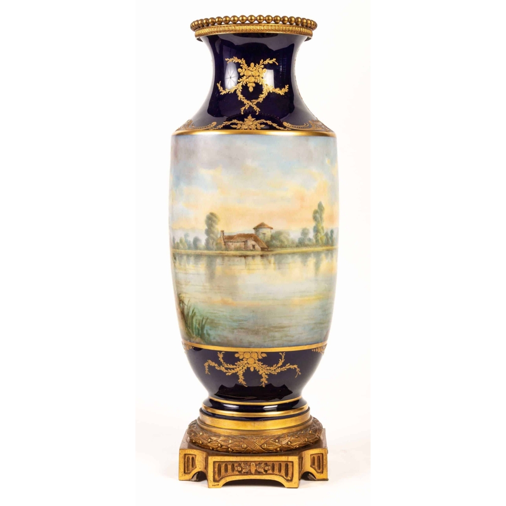 Paire de vases bleu de Sévres. Décors à la Wateau (signés). XIXème | Biron Paire de vases bleu de Sévres. Décors à la Wateau (signés). XIXème