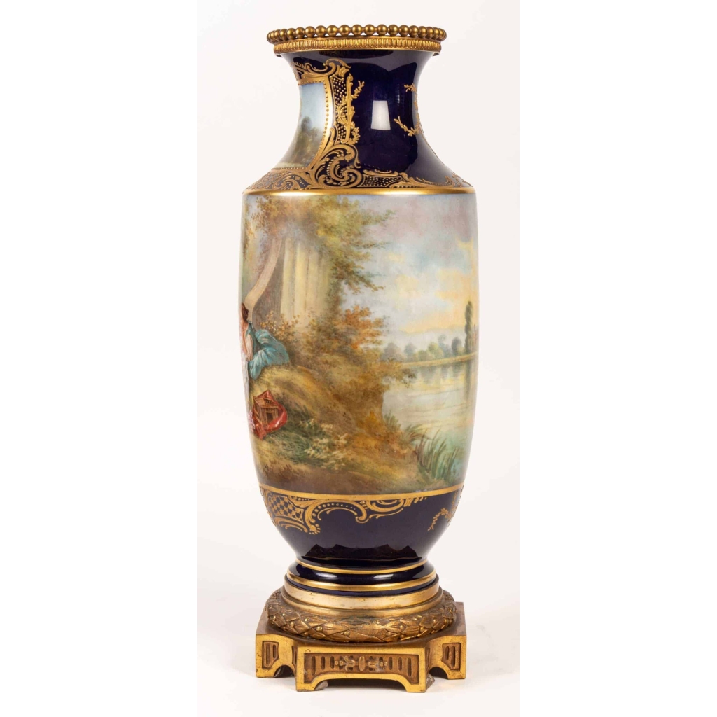 Paire de vases bleu de Sévres. Décors à la Wateau (signés). XIXème | Biron Paire de vases bleu de Sévres. Décors à la Wateau (signés). XIXème