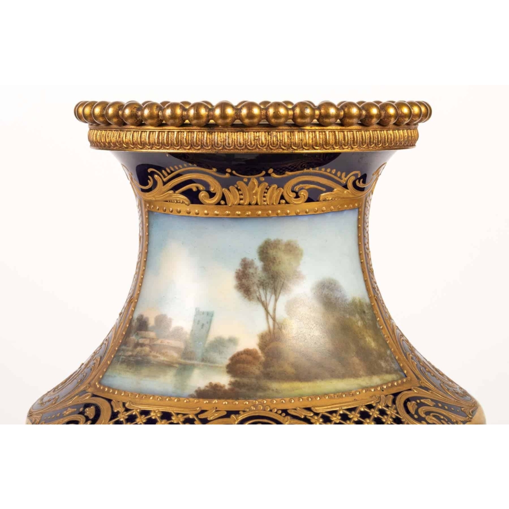 Paire de vases bleu de Sévres. Décors à la Wateau (signés). XIXème | Biron Paire de vases bleu de Sévres. Décors à la Wateau (signés). XIXème