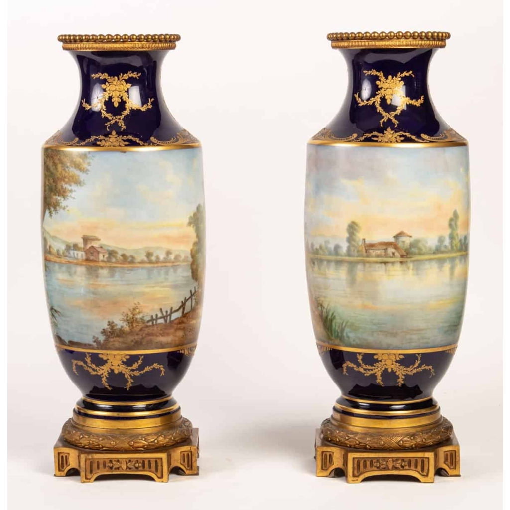 Paire de vases bleu de Sévres. Décors à la Wateau (signés). XIXème | Biron Paire de vases bleu de Sévres. Décors à la Wateau (signés). XIXème