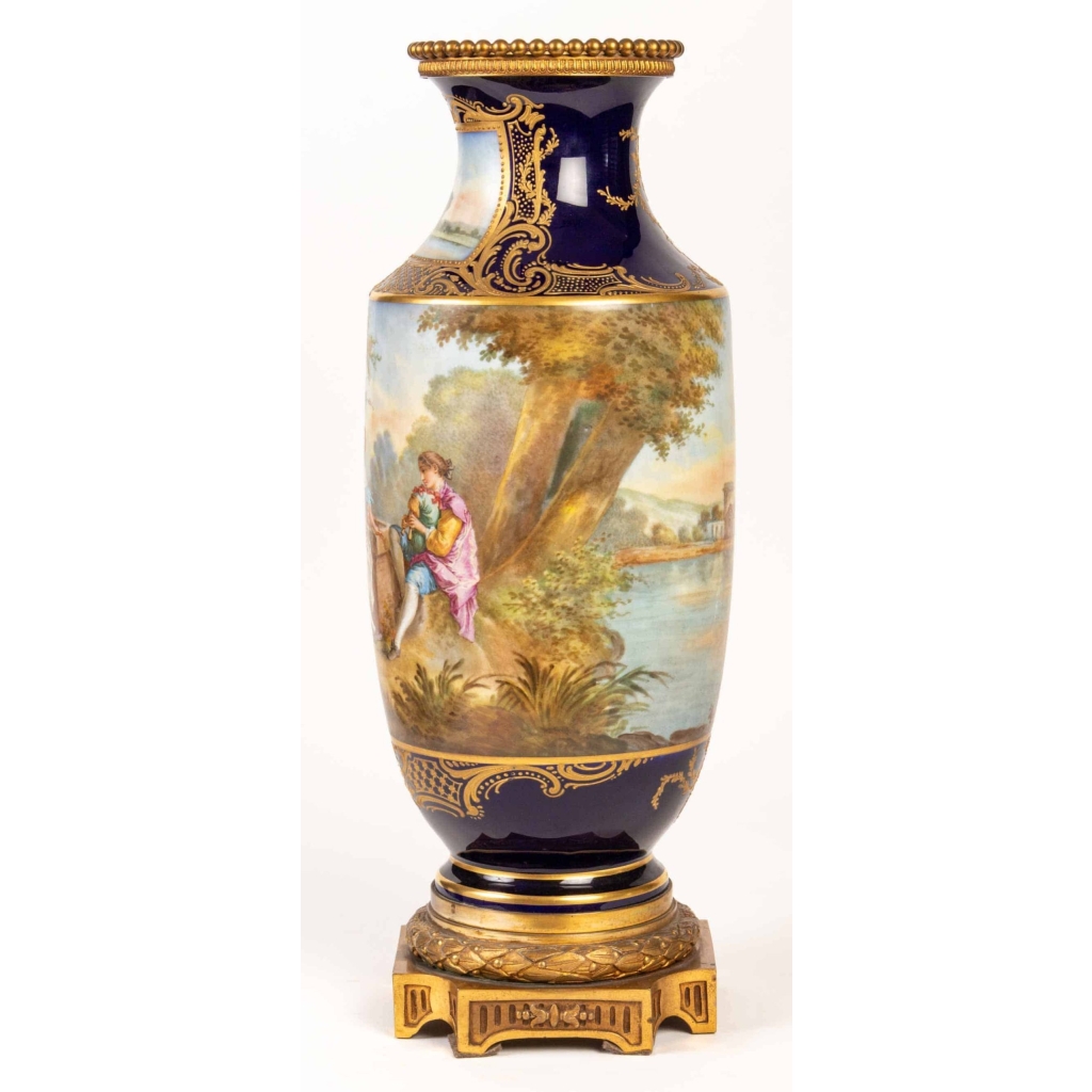 Paire de vases bleu de Sévres. Décors à la Wateau (signés). XIXème | Biron Paire de vases bleu de Sévres. Décors à la Wateau (signés). XIXème