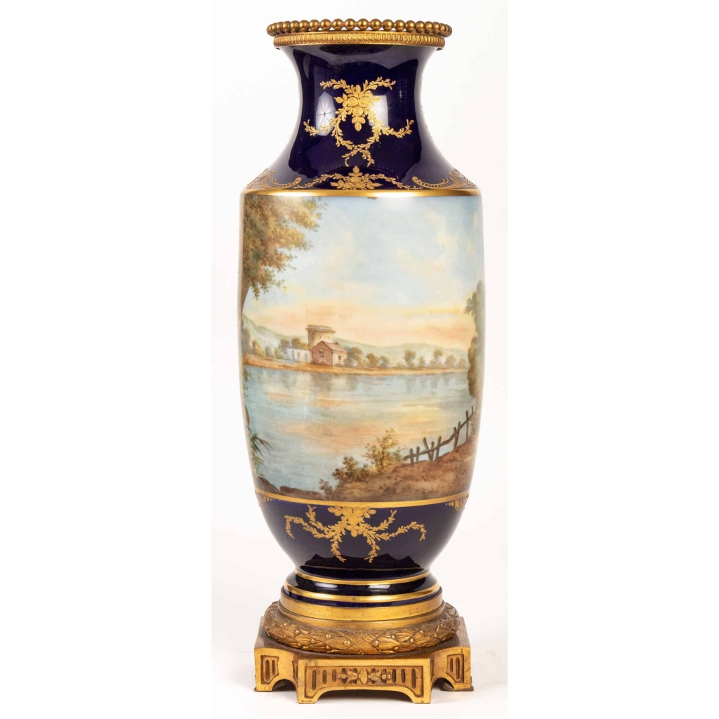 Paire de vases bleu de Sévres. Décors à la Wateau (signés). XIXème | Biron Paire de vases bleu de Sévres. Décors à la Wateau (signés). XIXème