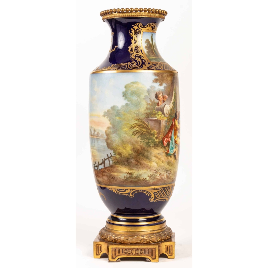 Paire de vases bleu de Sévres. Décors à la Wateau (signés). XIXème | Biron Paire de vases bleu de Sévres. Décors à la Wateau (signés). XIXème