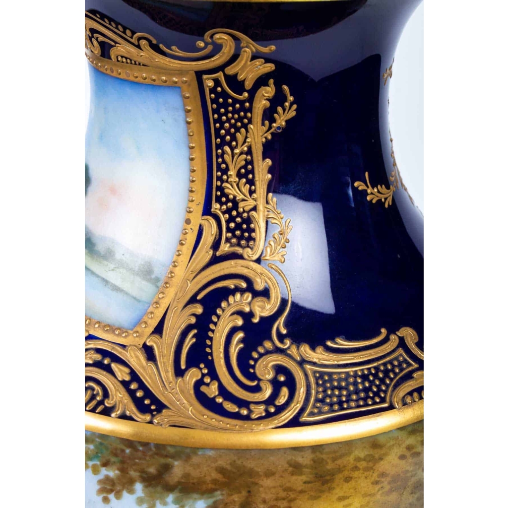 Paire de vases bleu de Sévres. Décors à la Wateau (signés). XIXème | Biron Paire de vases bleu de Sévres. Décors à la Wateau (signés). XIXème