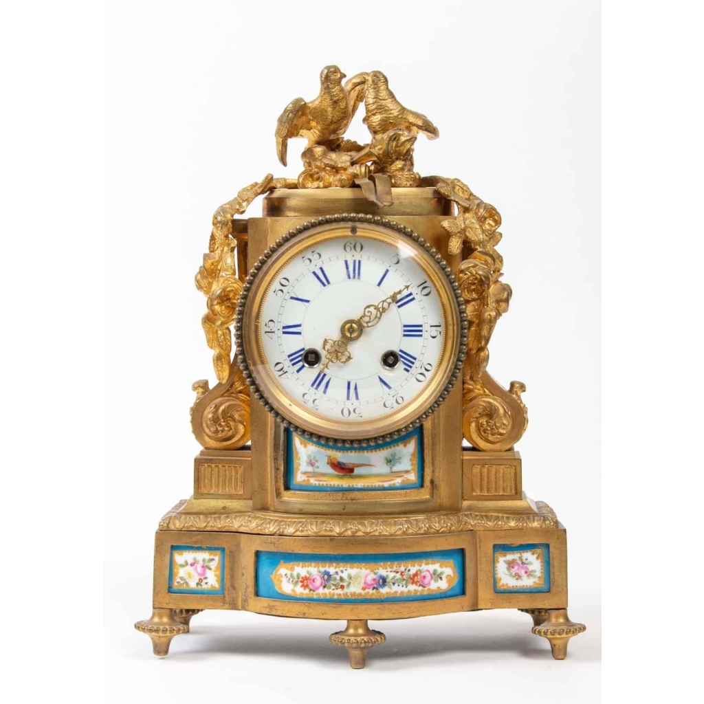 Pendule de style Louis XVI en bronze à décor de porcelaine de Sèvres | Biron ||||||||