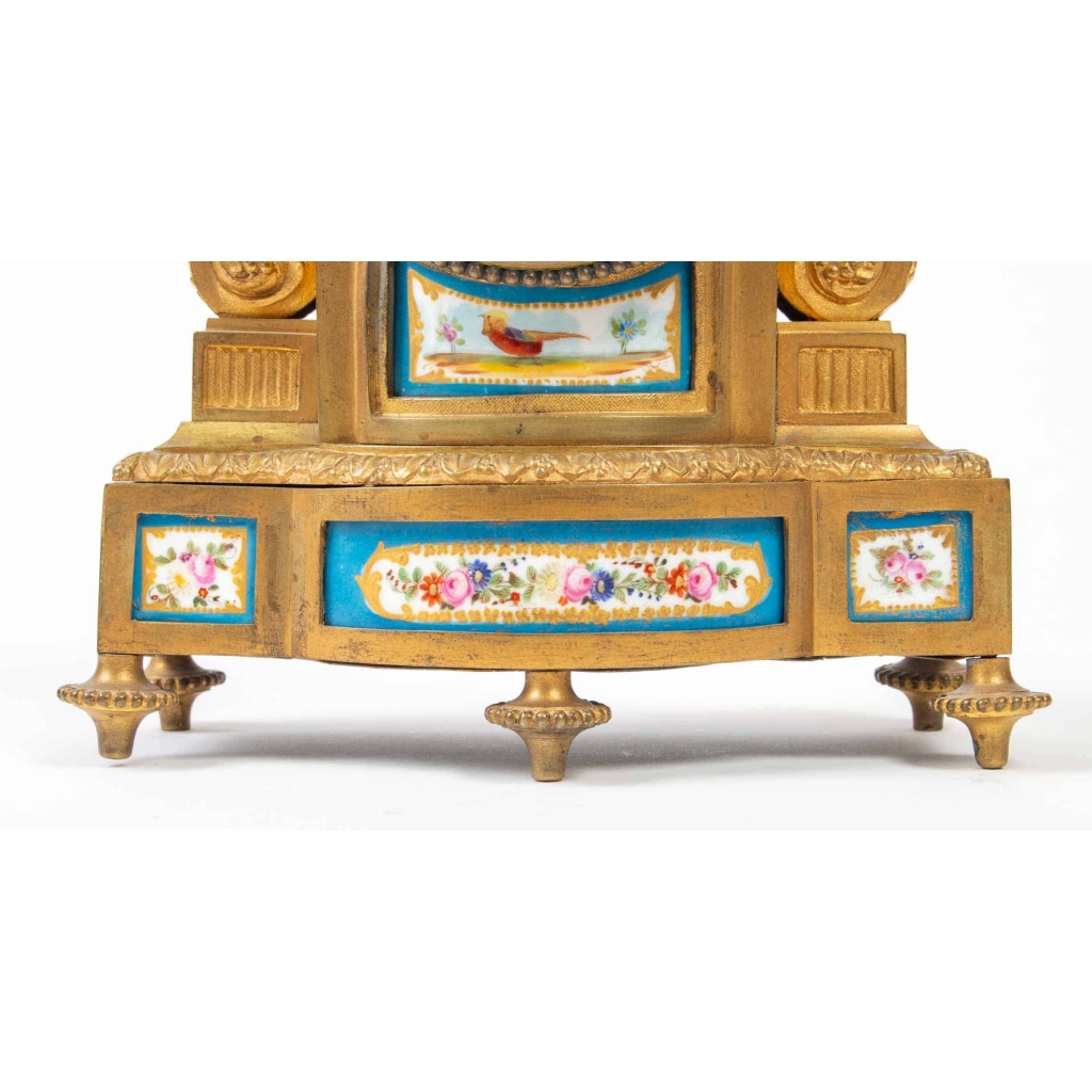 Pendule de style Louis XVI en bronze à décor de porcelaine de Sèvres | Biron Pendule de style Louis XVI en bronze à décor de porcelaine de Sèvres
