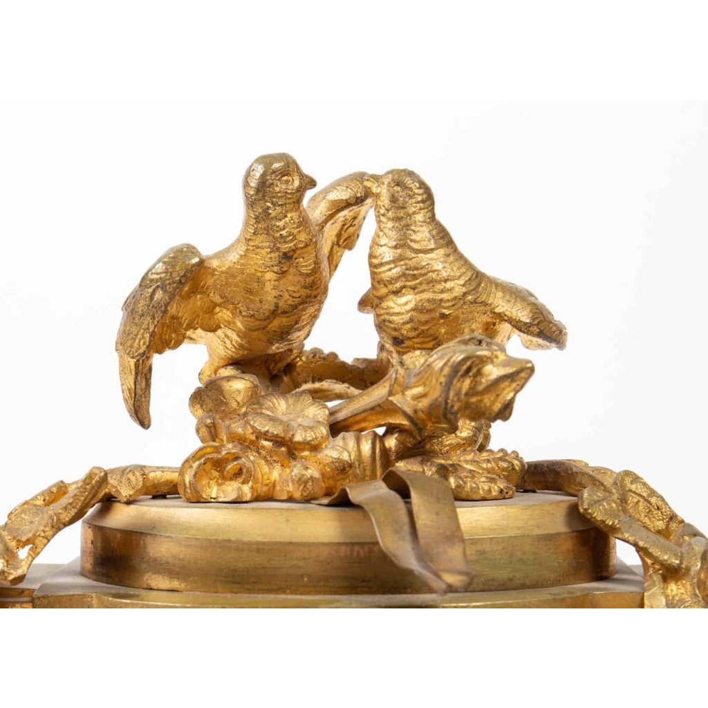Pendule de style Louis XVI en bronze à décor de porcelaine de Sèvres | Biron Pendule de style Louis XVI en bronze à décor de porcelaine de Sèvres