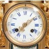 Pendule de style Louis XVI en bronze à décor de porcelaine de Sèvres | Biron Pendule de style Louis XVI en bronze à décor de porcelaine de Sèvres
