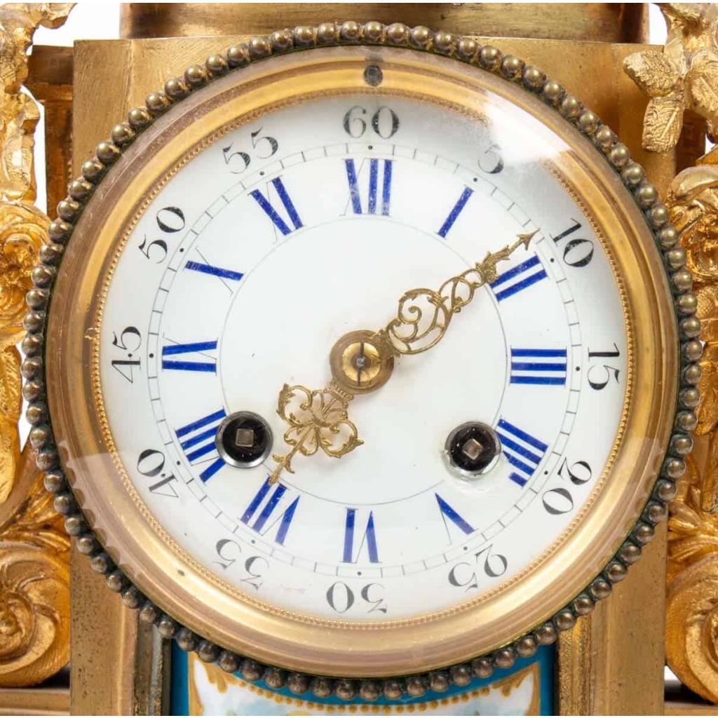 Pendule de style Louis XVI en bronze à décor de porcelaine de Sèvres | Biron Pendule de style Louis XVI en bronze à décor de porcelaine de Sèvres