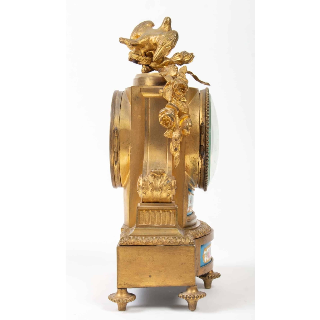 Pendule de style Louis XVI en bronze à décor de porcelaine de Sèvres | Biron Pendule de style Louis XVI en bronze à décor de porcelaine de Sèvres